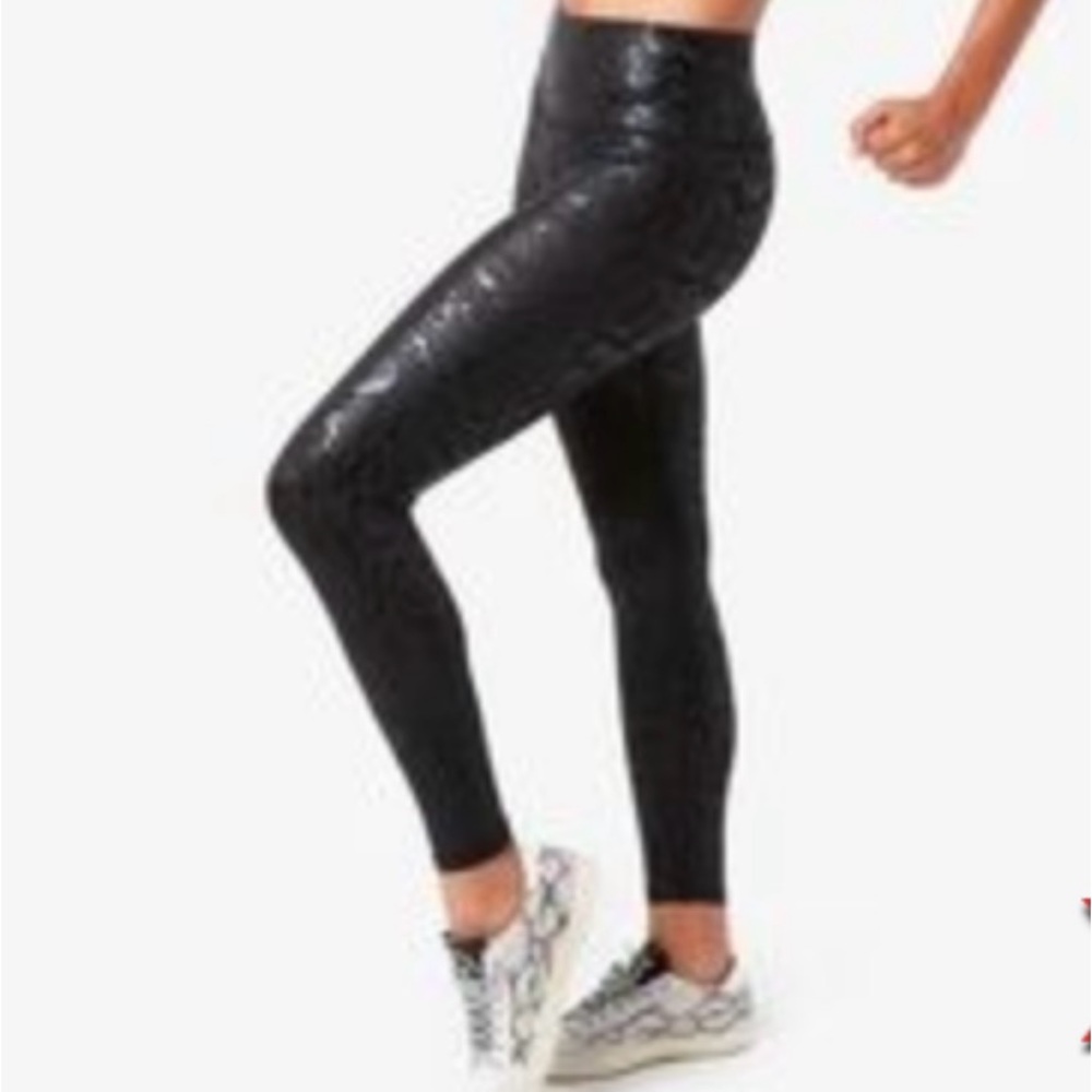 Terez uplift leggings- high band shiny flattering
Size M
Perfect new condition.